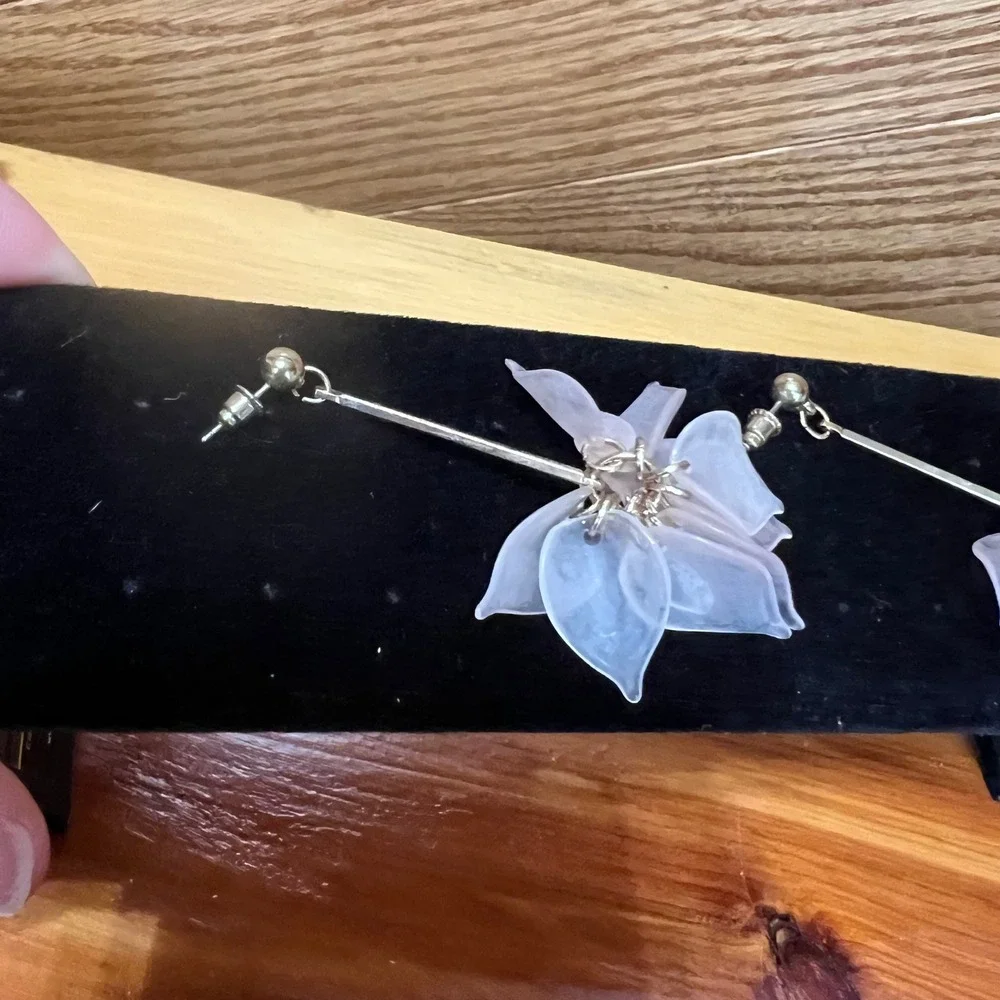 Vtg Gold‎ Tone Long Unique Flower Petal Drop Earrings Costume Jewelry Y2K Boho